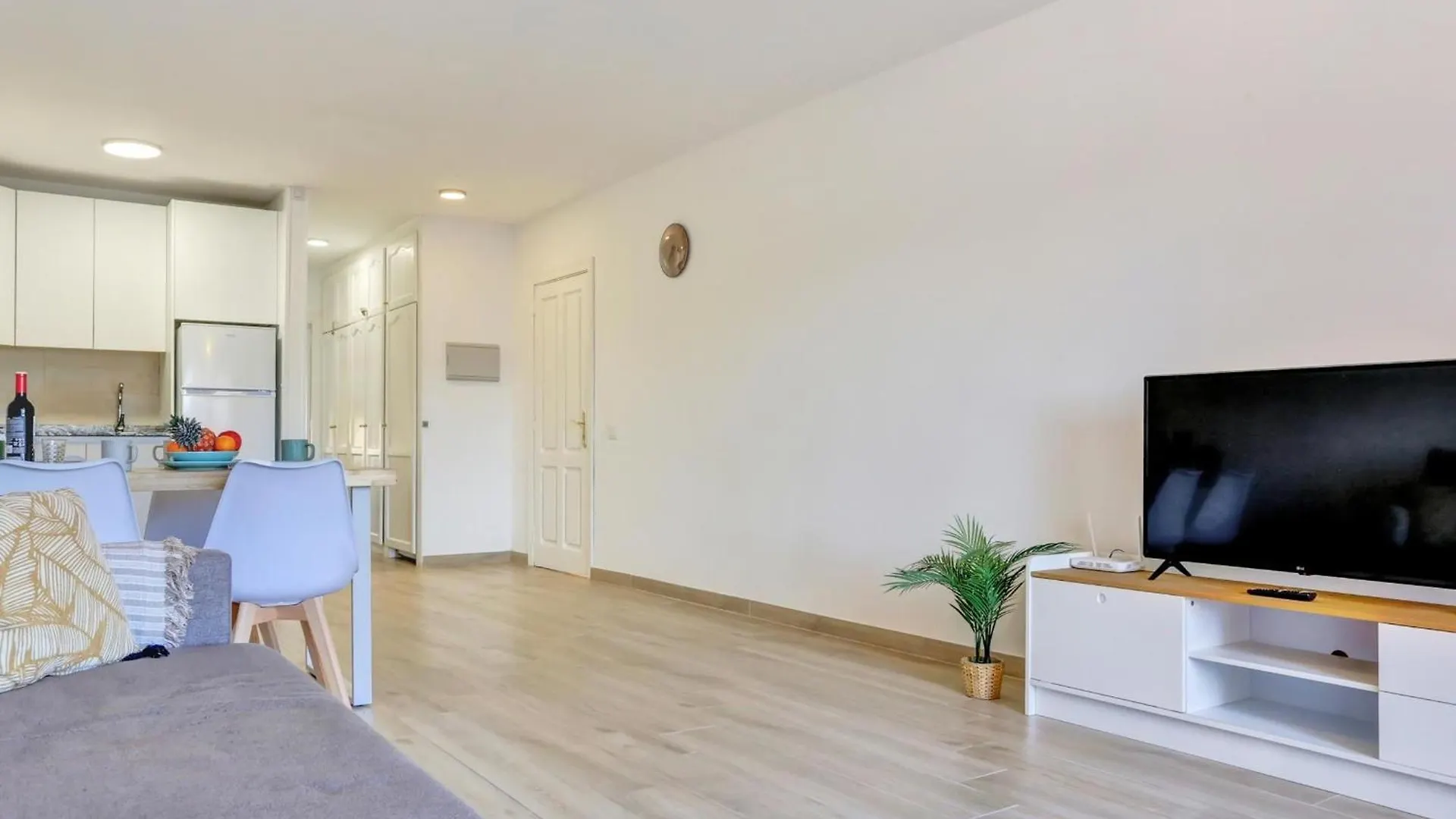 Amplio Apartamento Con Terraza Soleada, Piscina Y Wifi - Es-347-49 Arona  Spain
